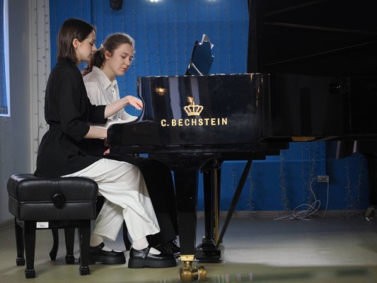 Конференция открылась музыкой: в исполнении фортепианного дуэта (Варвара Мицук, Добренко Марина) прозвучал вальс из сюиты «Сувениры» Сэмюэла Барбера. Приветственные слова напутствия сказали заместитель директора по учебно-методической работе М.А. Русанова и старший методист Н.А. Мамчева.